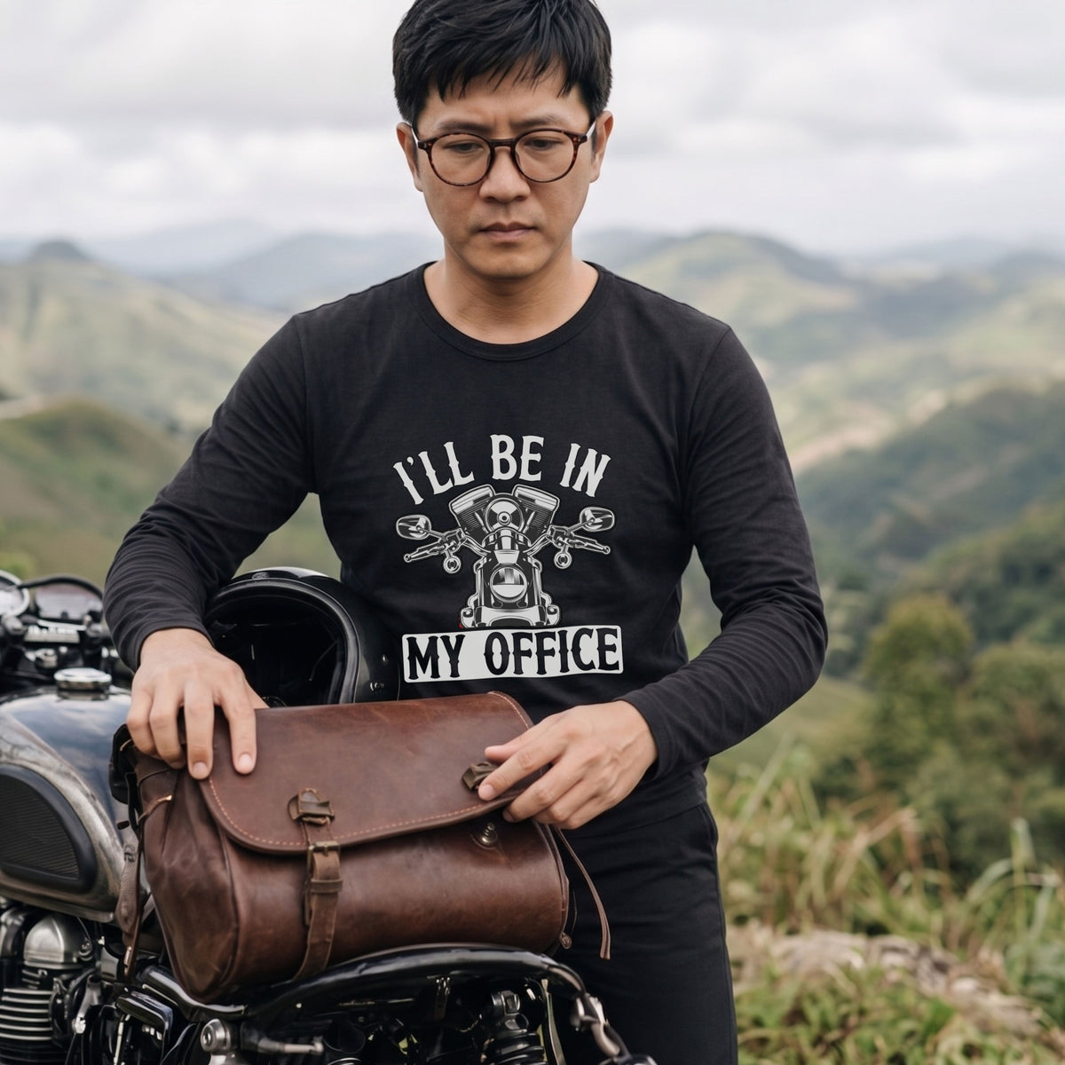 バイク おもしろ ロンT I'LL BE IN MY OFFICE Vツイン エンジン アメリカン クルーザー 長袖 Tシャツ メッセージ メンズ レディース バイク乗り ライダー ツーリング 服 ギフト