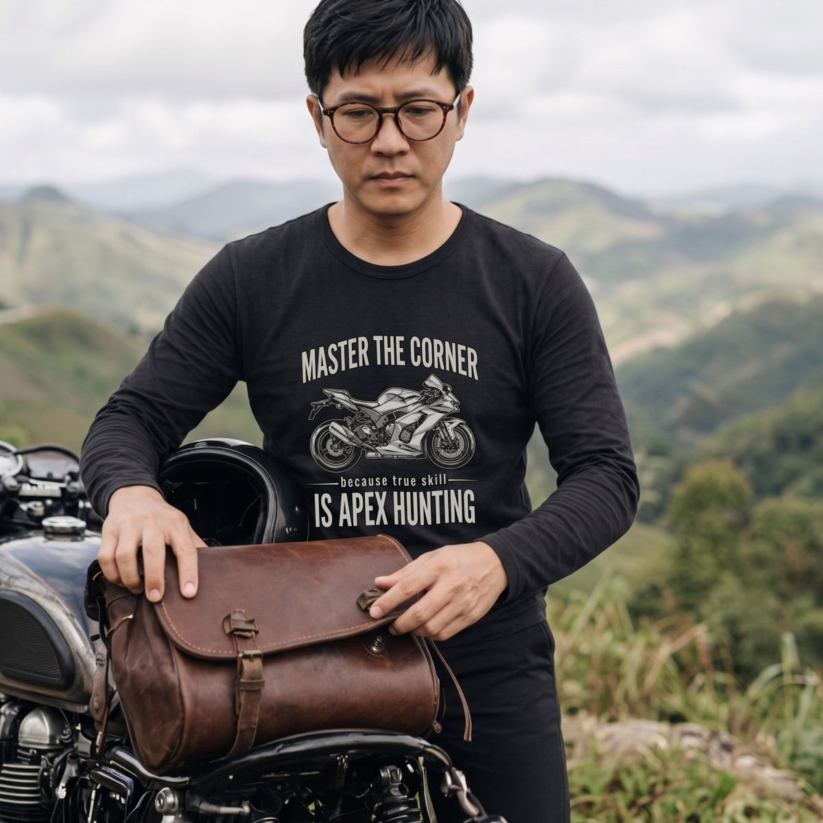 MASTER THE CORNER | モーターサイクル レーサー イラスト 英字ロゴ 長袖Tシャツ【バイク男子・バイク女子・ストリート・ギフト】