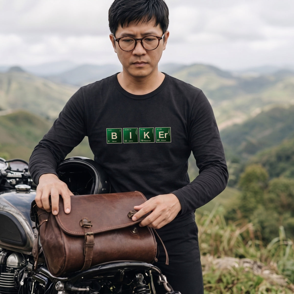 BIKER CHEMISTRY | 周期表 パロディ バイク ライダー 英字 ロゴ 長袖Tシャツ【バイク好き・ツーリングウェア・普段着・プレゼントに最適】