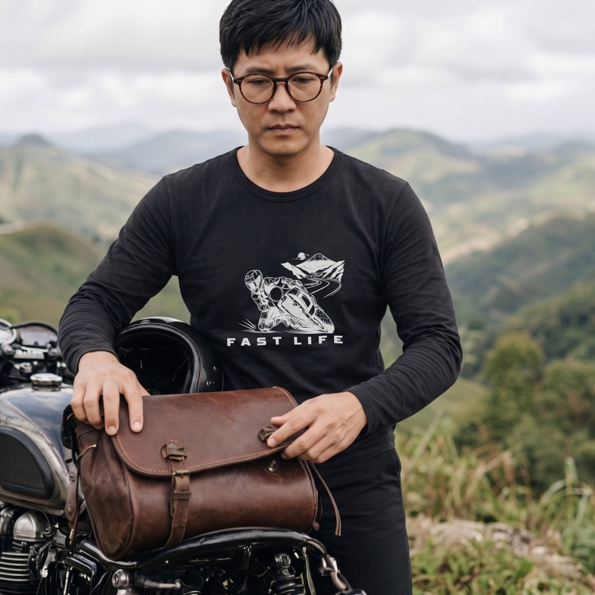 FAST LIFE | モーターサイクル レーサー イラスト モノトーン 長袖Tシャツ【バイク男子・バイク女子・ストリート・ギフト】