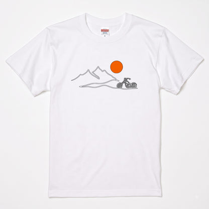 山脈と夕日バイク ミニマルデザインTシャツ | RIDERSMODE