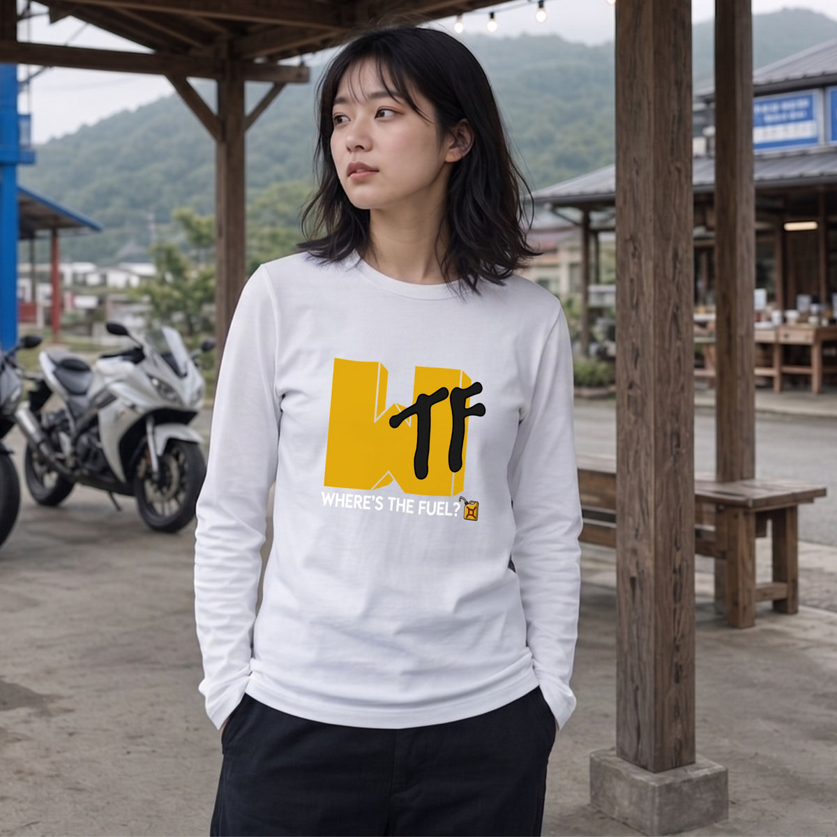 WHERE'S THE FUEL? | アメリカン レトロ ポップ おもしろ 英字 ロゴ 長袖Tシャツ【バイク乗り・ドライブ・部屋着・プレゼントに最適】