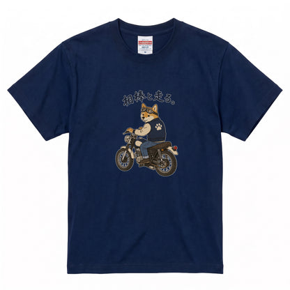 RIDE WITH SHIBA | 柴犬 ライダー ヴィンテージバイク グラフィック カジュアル Tシャツ【バイカーファッション・普段着・キャンプ・ユニセックス・ギフトに最適】