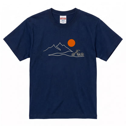 山脈と夕日バイク ミニマルデザインTシャツ | RIDERSMODE