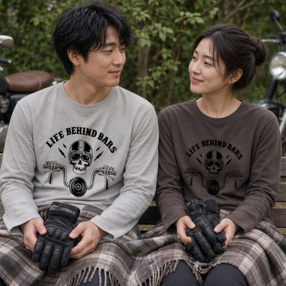 LIFE BEHIND BARS | スカル ライダー チョッパー ハンドル ヴィンテージ風 ロック グラフィック 長袖Tシャツ【バイク雑貨・ツーリング・カジュアル・ギフトに最適】