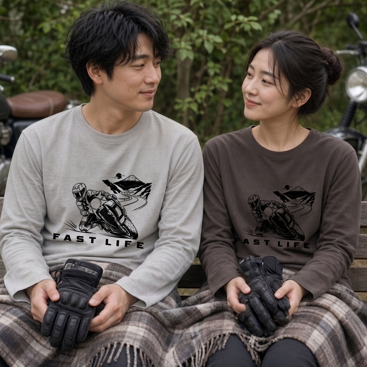 FAST LIFE | モーターサイクル レーサー イラスト モノトーン 長袖Tシャツ【バイク男子・バイク女子・ストリート・ギフト】