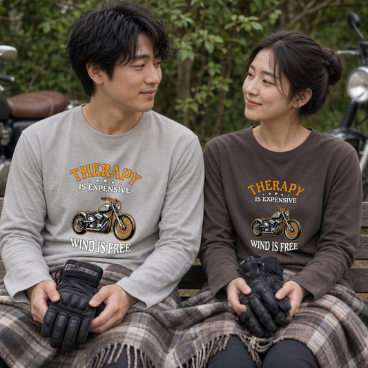 WIND IS FREE | モーターサイクル レトロ イラスト 英字ロゴ 長袖Tシャツ【バイク男子・バイク女子・ストリート・ギフト】