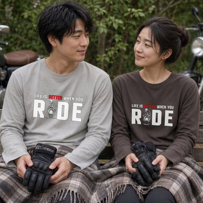 LIFE IS BETTER WHEN YOU RIDE | スーパースポーツ バイク ライダー 英字ロゴ スポーティ グラフィック 長袖Tシャツ【バイク雑貨・ツーリング・カジュアル・ギフトに最適】