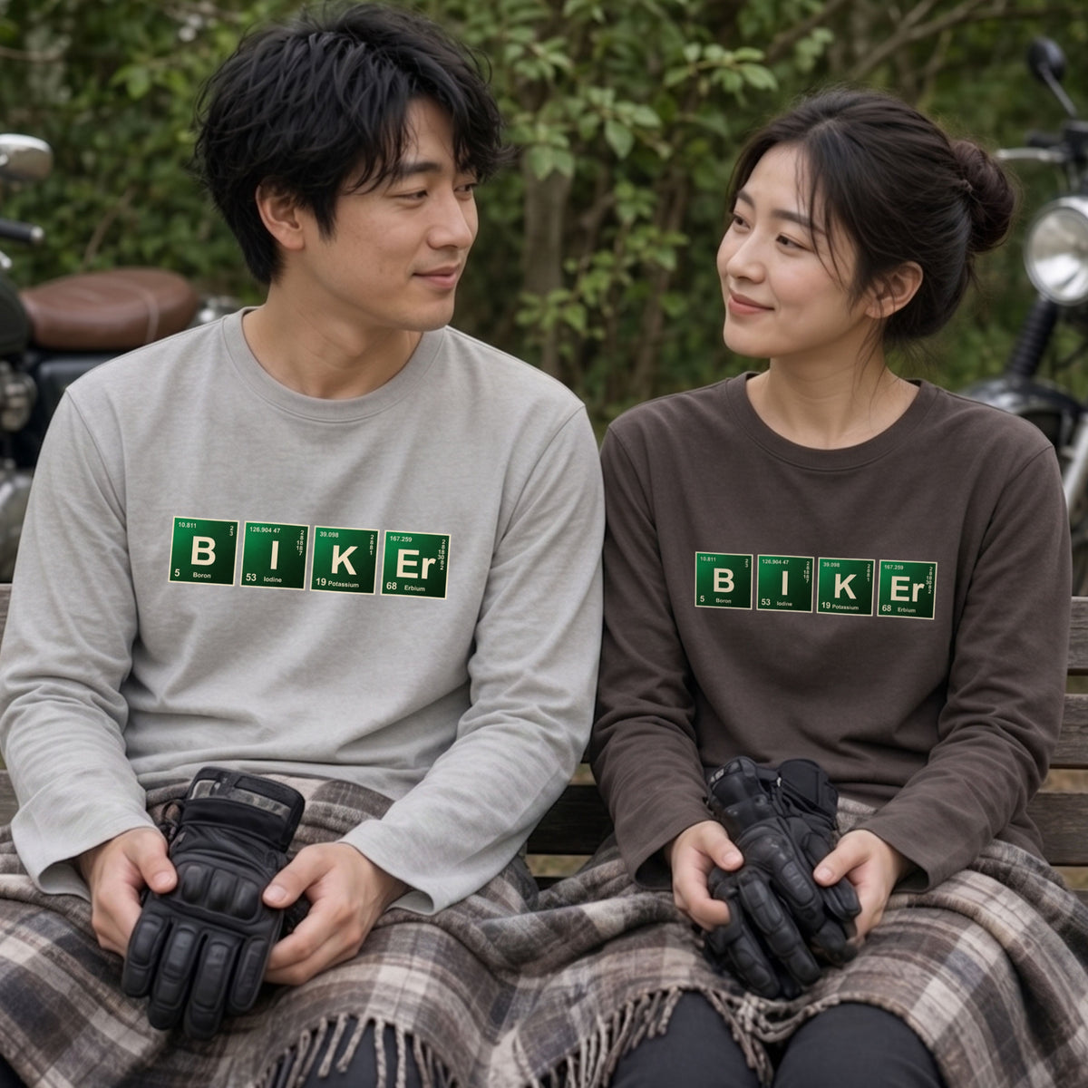 BIKER CHEMISTRY | 周期表 パロディ バイク ライダー 英字 ロゴ 長袖Tシャツ【バイク好き・ツーリングウェア・普段着・プレゼントに最適】