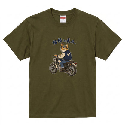 RIDE WITH SHIBA | 柴犬 ライダー ヴィンテージバイク グラフィック カジュアル Tシャツ【バイカーファッション・普段着・キャンプ・ユニセックス・ギフトに最適】