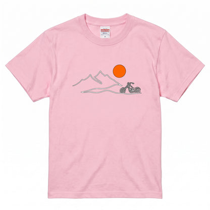 山脈と夕日バイク ミニマルデザインTシャツ | RIDERSMODE