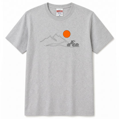 山脈と夕日バイク ミニマルデザインTシャツ | RIDERSMODE