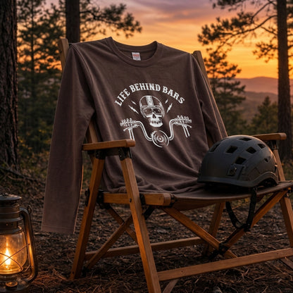LIFE BEHIND BARS | スカル ライダー チョッパー ハンドル ヴィンテージ風 ロック グラフィック 長袖Tシャツ【バイク雑貨・ツーリング・カジュアル・ギフトに最適】