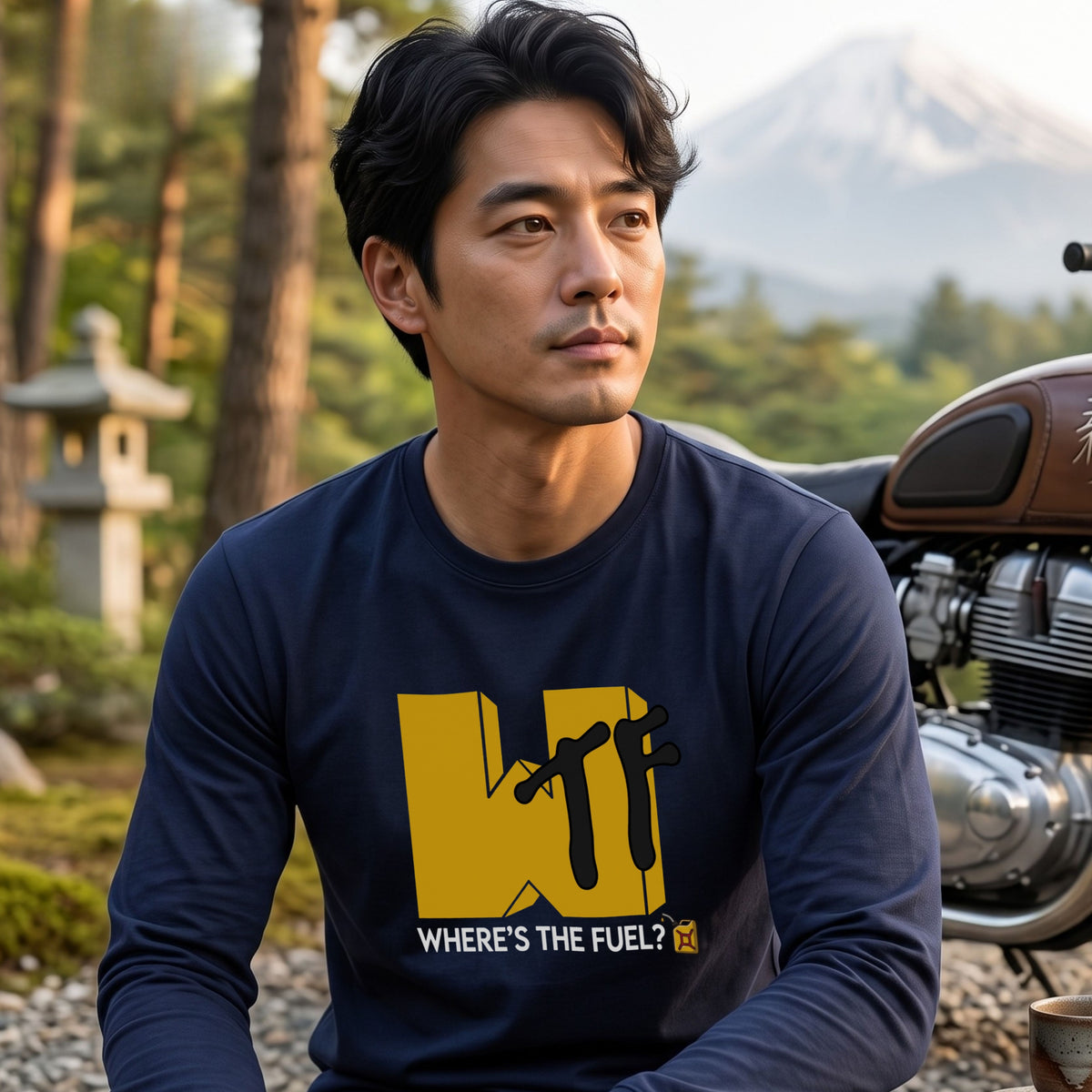 WHERE'S THE FUEL? | アメリカン レトロ ポップ おもしろ 英字 ロゴ 長袖Tシャツ【バイク乗り・ドライブ・部屋着・プレゼントに最適】