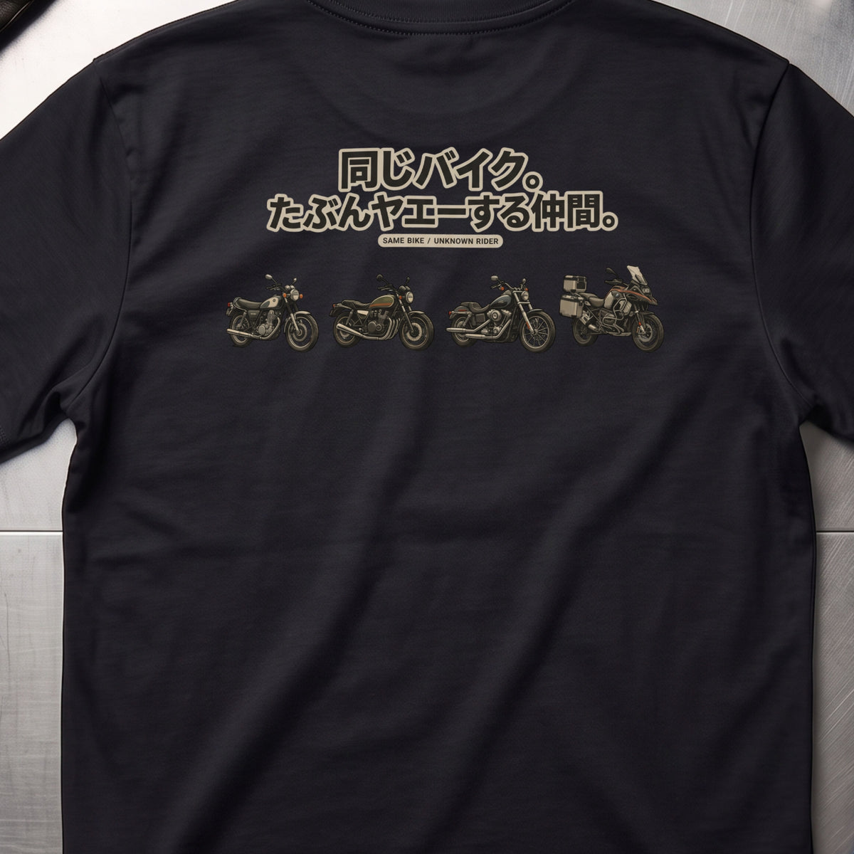 同じバイク。たぶんヤエーする仲間。 バイク バックプリントTシャツ