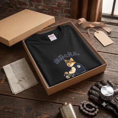 RIDE WITH SHIBA | 柴犬 ライダー ヴィンテージバイク グラフィック カジュアル Tシャツ【バイカーファッション・普段着・キャンプ・ユニセックス・ギフトに最適】