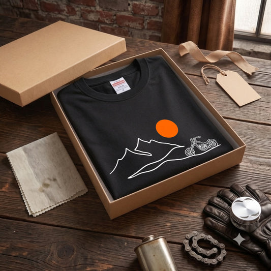 山脈と夕日バイク ミニマルデザインTシャツ | RIDERSMODE
