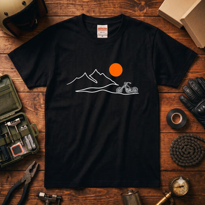山脈と夕日バイク ミニマルデザインTシャツ | RIDERSMODE
