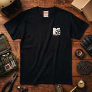 MOUNTAIN BIKING | ワンポイント レトロロゴ MTB 自転車男子 ストリート グラフィック Tシャツ【サイクルウェア・普段着・ツーリング・ユニセックス・ギフトに最適】