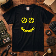 STEERING SMILE | 黄色 スマイル カーステアリング チェーン ミニマル グラフィック Tシャツ【バイク雑貨・普段着・メンズ・オシャレ・ギフトに最適】