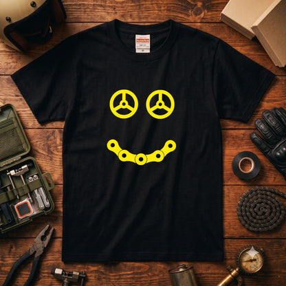 STEERING SMILE | 黄色 スマイル カーステアリング チェーン ミニマル グラフィック Tシャツ【バイク雑貨・普段着・メンズ・オシャレ・ギフトに最適】