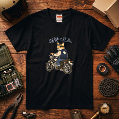 RIDE WITH SHIBA | 柴犬 ライダー ヴィンテージバイク グラフィック カジュアル Tシャツ【バイカーファッション・普段着・キャンプ・ユニセックス・ギフトに最適】