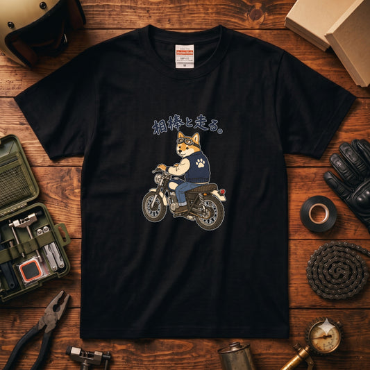 RIDE WITH SHIBA | 柴犬 ライダー ヴィンテージバイク グラフィック カジュアル Tシャツ【バイカーファッション・普段着・キャンプ・ユニセックス・ギフトに最適】