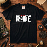 WHEN YOU RIDE | バイクライフ スタイリッシュ タイポグラフィ グラフィック Tシャツ【バイク乗りの日常・ツーリング・オシャレ・ギフトに最適】