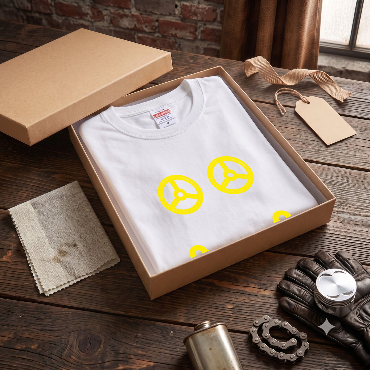 STEERING SMILE | 黄色 スマイル カーステアリング チェーン ミニマル グラフィック Tシャツ【バイク雑貨・普段着・メンズ・オシャレ・ギフトに最適】