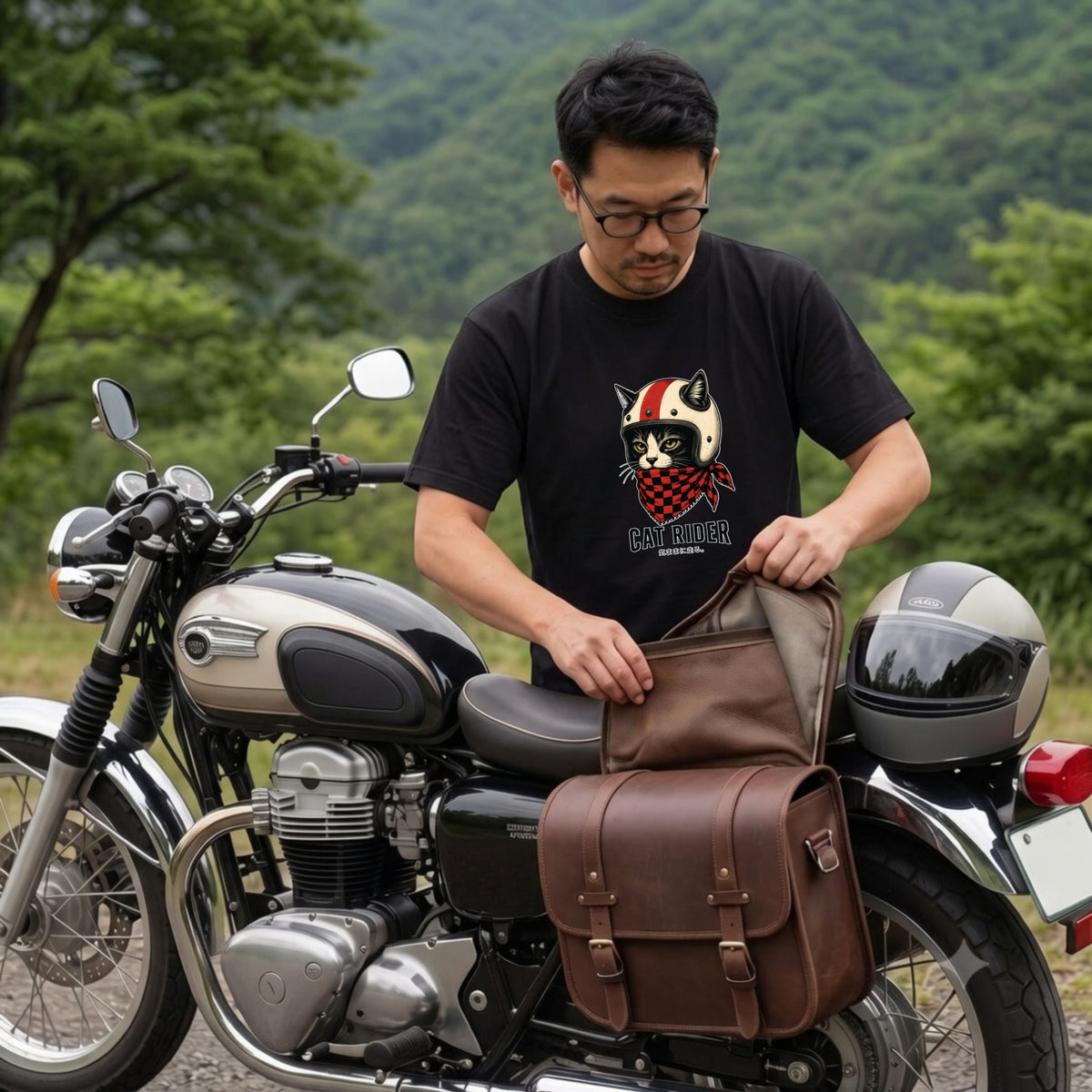 VINTAGE CAT RIDER | クラシック ヘルメット 猫グラフィック アメカジ モーターサイクル Tシャツ【バイカーファッション・普段着・ツーリング・ユニセックス・ギフトに最適】