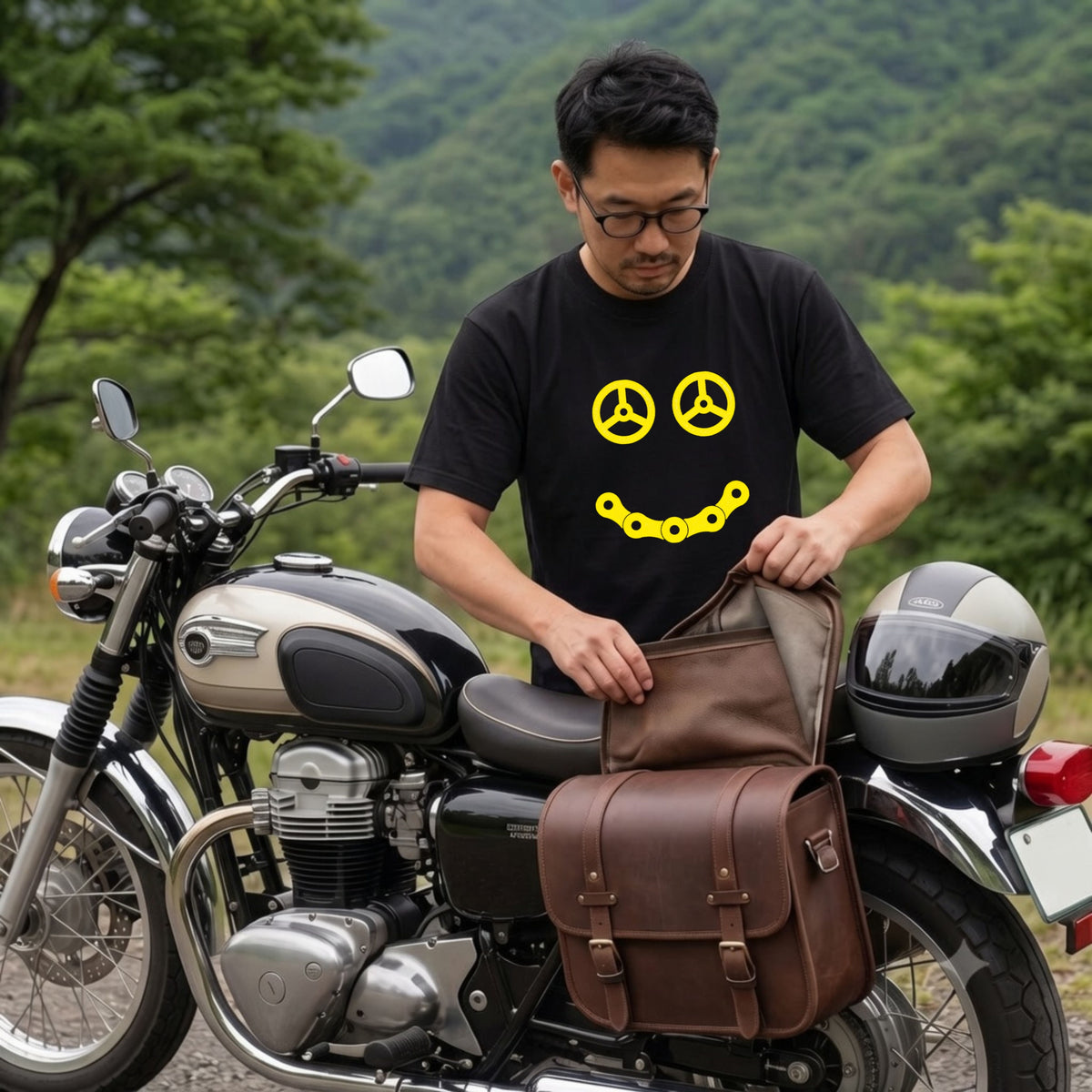 STEERING SMILE | 黄色 スマイル カーステアリング チェーン ミニマル グラフィック Tシャツ【バイク雑貨・普段着・メンズ・オシャレ・ギフトに最適】