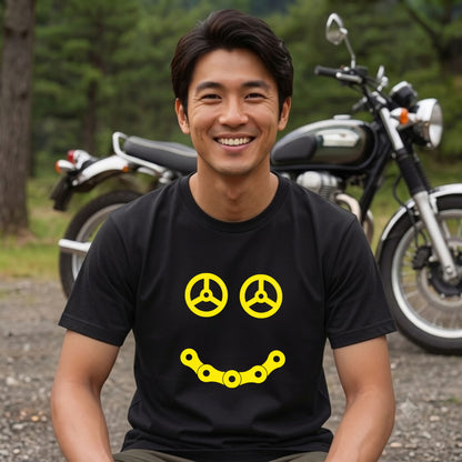 STEERING SMILE | 黄色 スマイル カーステアリング チェーン ミニマル グラフィック Tシャツ【バイク雑貨・普段着・メンズ・オシャレ・ギフトに最適】