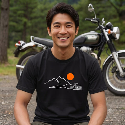 山脈と夕日バイク ミニマルデザインTシャツ | RIDERSMODE