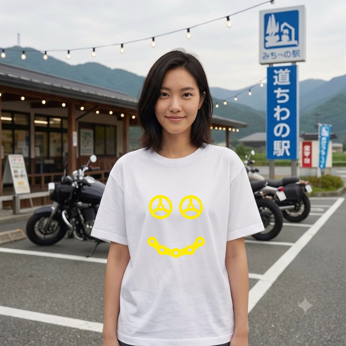 STEERING SMILE | 黄色 スマイル カーステアリング チェーン ミニマル グラフィック Tシャツ【バイク雑貨・普段着・メンズ・オシャレ・ギフトに最適】