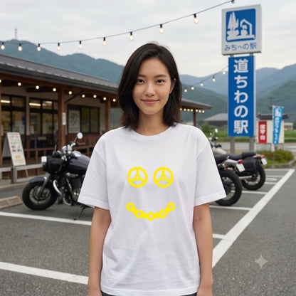 STEERING SMILE | 黄色 スマイル カーステアリング チェーン ミニマル グラフィック Tシャツ【バイク雑貨・普段着・メンズ・オシャレ・ギフトに最適】