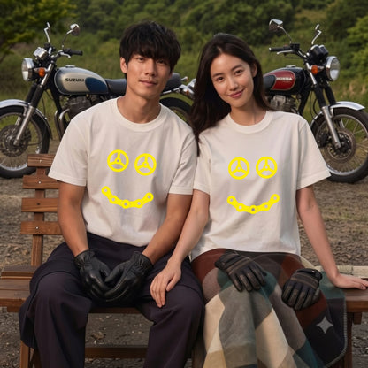 STEERING SMILE | 黄色 スマイル カーステアリング チェーン ミニマル グラフィック Tシャツ【バイク雑貨・普段着・メンズ・オシャレ・ギフトに最適】