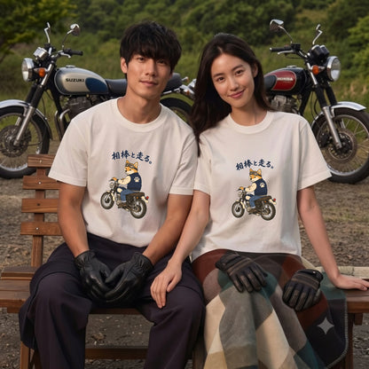 RIDE WITH SHIBA | 柴犬 ライダー ヴィンテージバイク グラフィック カジュアル Tシャツ【バイカーファッション・普段着・キャンプ・ユニセックス・ギフトに最適】