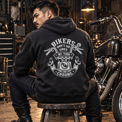 バイクガレージで着用するブラックのバイカーパーカー 背面デザイン