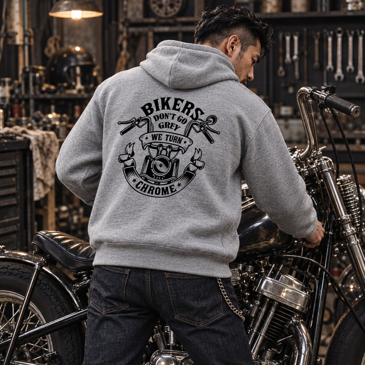 バイクガレージで着用するグレーのバイカーパーカー 背面デザイン