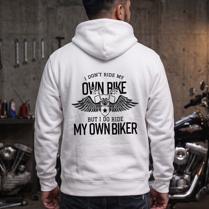 MY OWN BIKER バックプリントパーカー ホワイト 着用イメージ