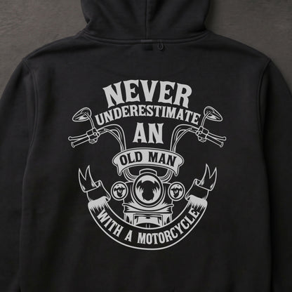 NEVER UNDERESTIMATE バイクパーカー ブラック バックプリント詳細