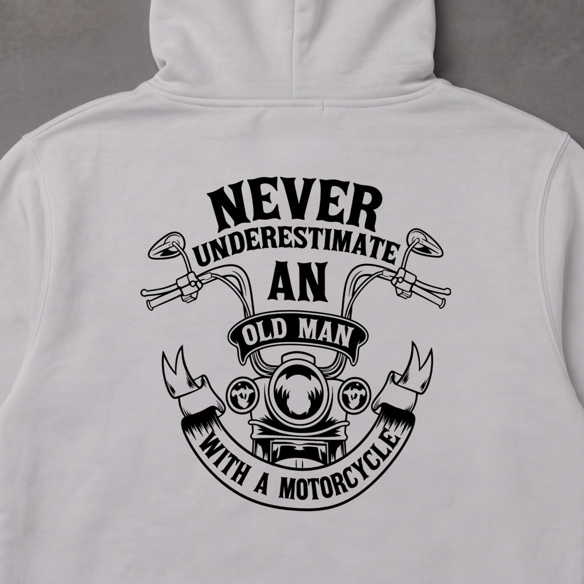NEVER UNDERESTIMATE バイクパーカー ホワイト バックプリント詳細